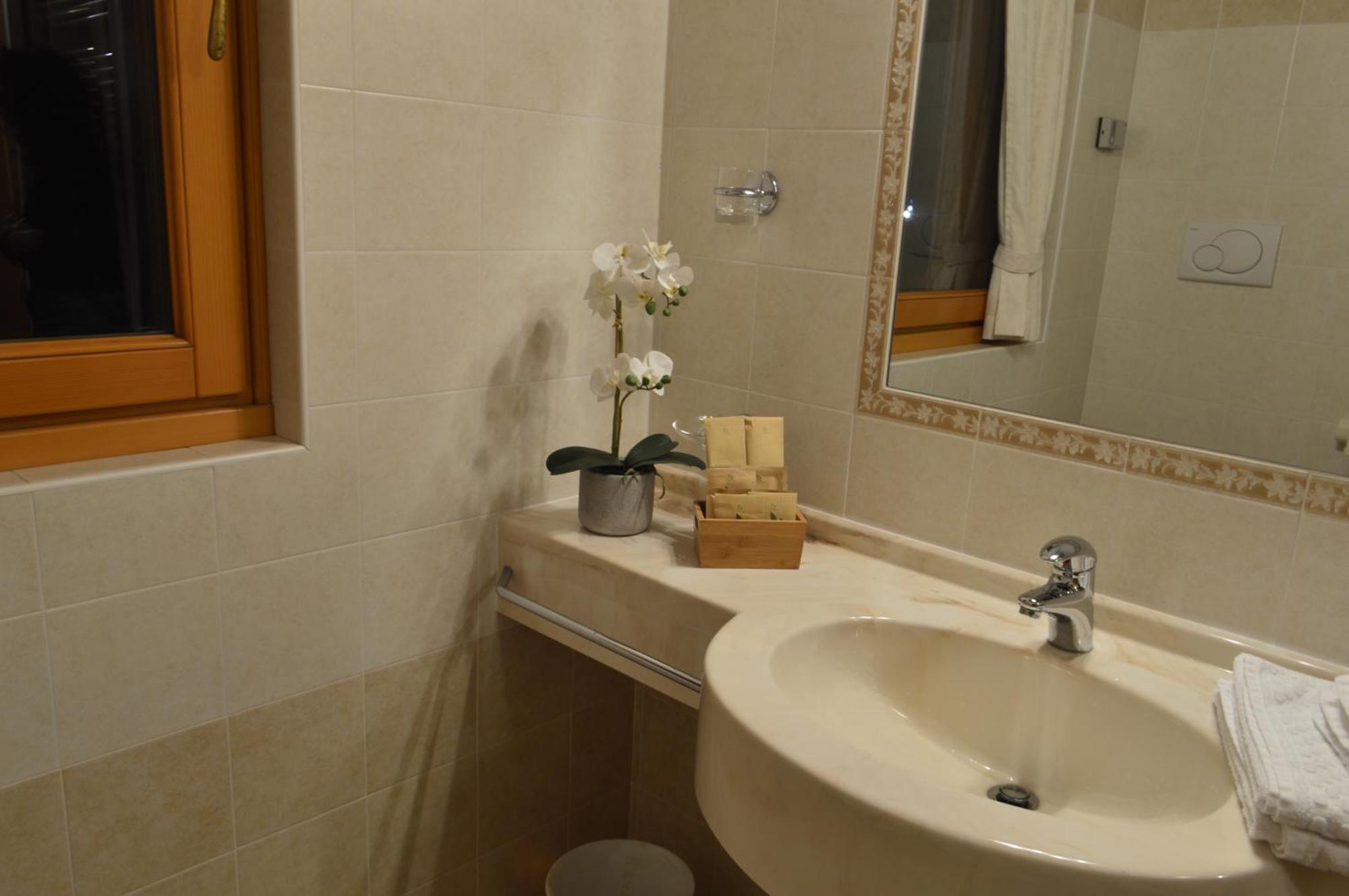 Hotel Garni Sant'Antonio Con Spa Madonna di Campiglio Exterior photo
